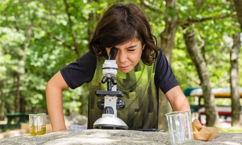 Микроскоп Брессер в использовании на природе