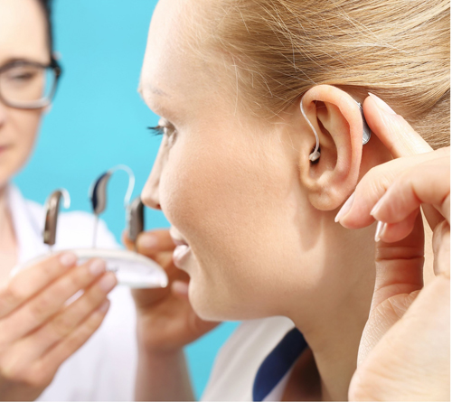 Ношение заушного слухового аппарата